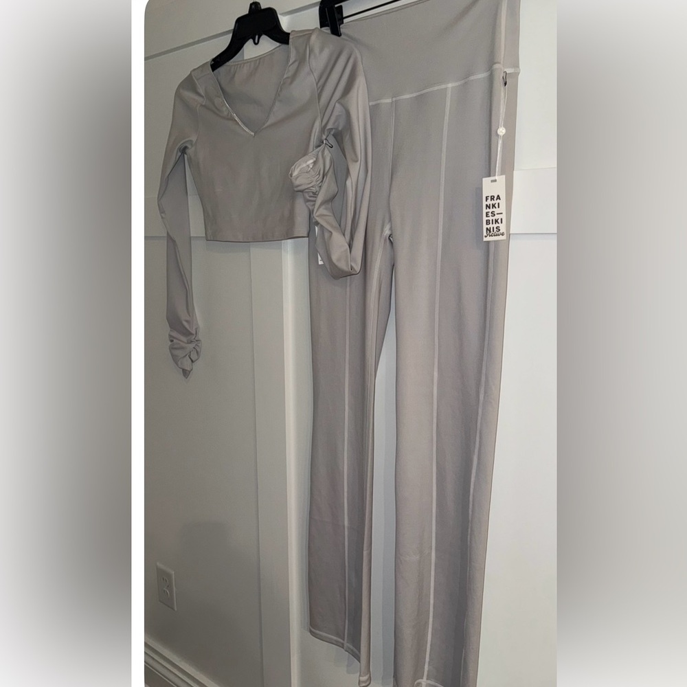 NWT Frankie's Bikinis Workout 2 pc Set Zippy Leggings & Pliè top Icy grey Large - Picture 2 of 2